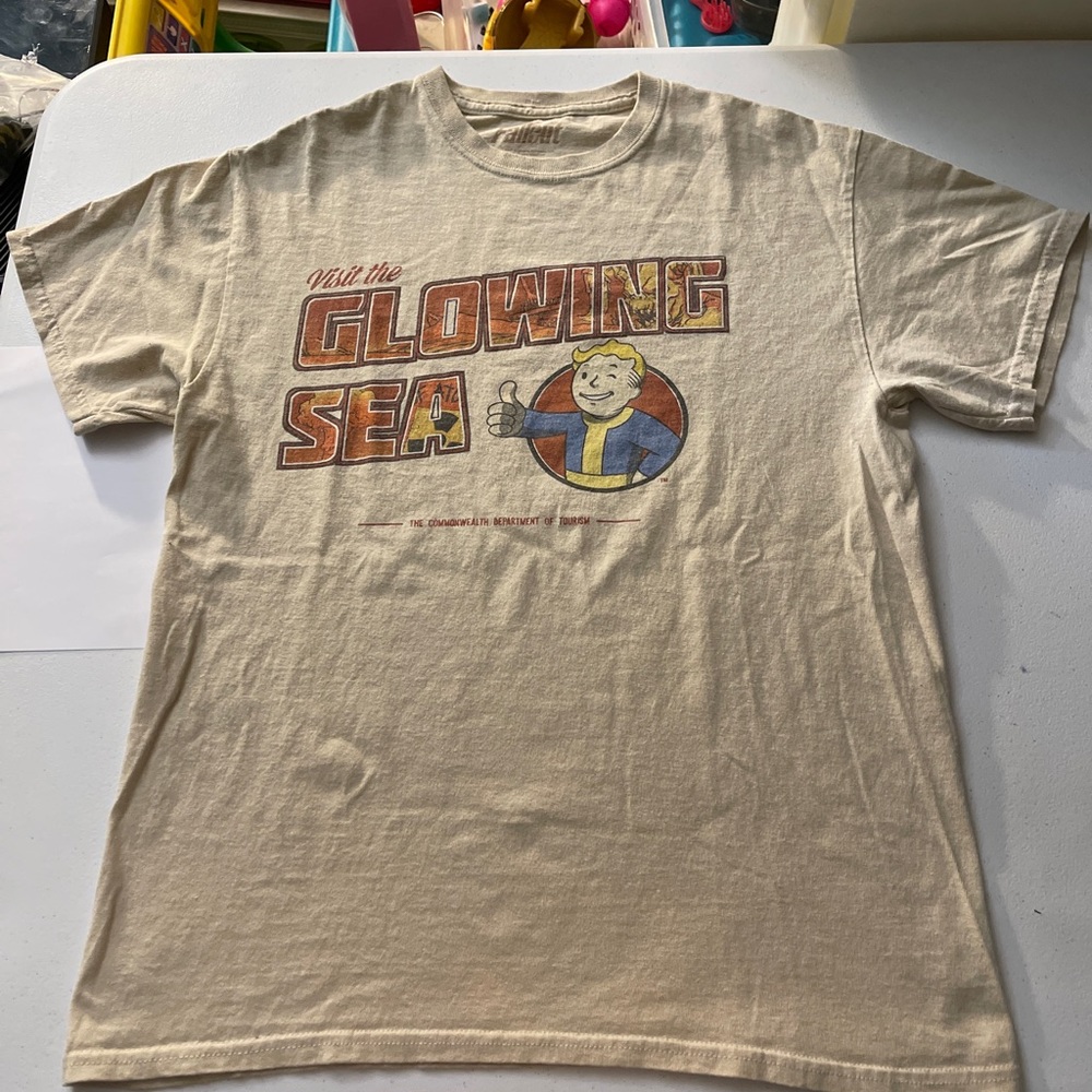 Visit the Glowing Sea loot crate tshirt size medium. Fall out guy.